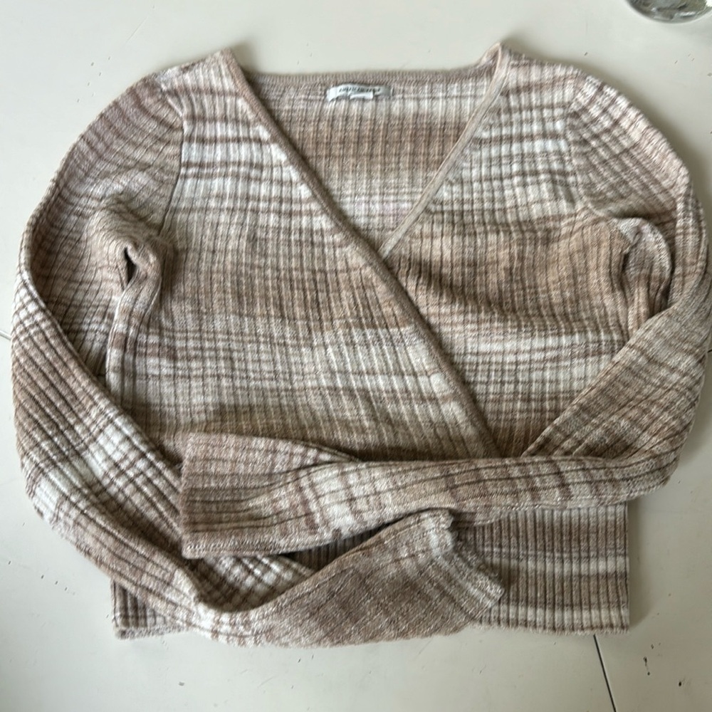 🌺American Eagle Outfitters Tan V-Neck Sweater